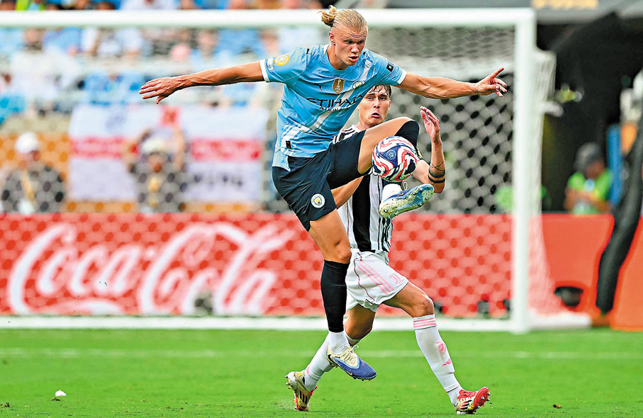 ●艾寧夏蘭特（左）今場攻入一球，取得職業生涯第300個入球，當中只踢了354場比賽，比麥巴比（409場）、美斯（418場）及C朗拿度（554場）更快達成300球大關。  法新社