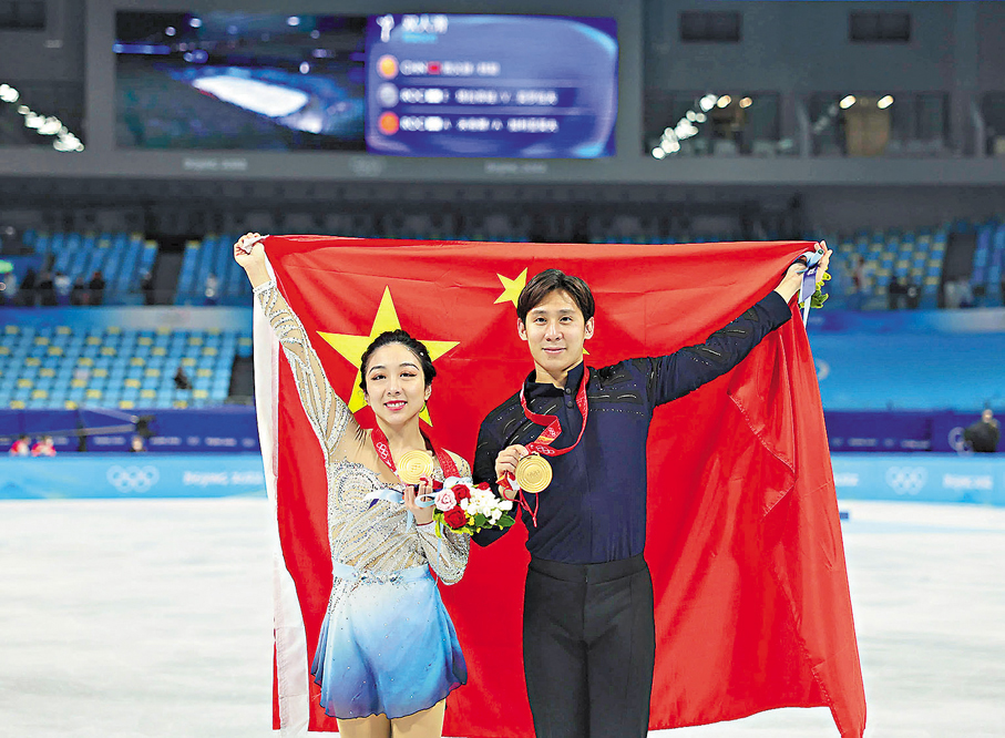 ●韓聰（右）曾夥拍隋文靜，在花樣滑冰賽事獲獎無數。 資料圖片