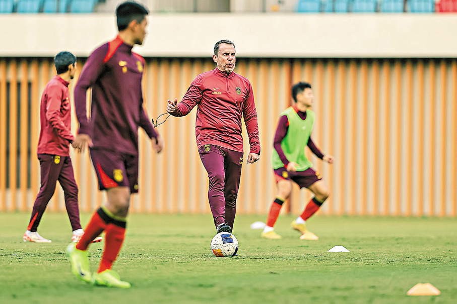 ●久爾傑維奇將以代理主教練身份帶領國足出征東亞盃。 資料圖片