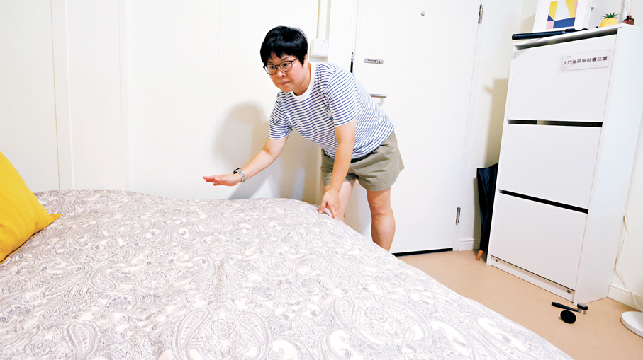 ●阿燕一家三口居於元朗同心村一個約二百平方呎單位，比以前住劏房大有改善。