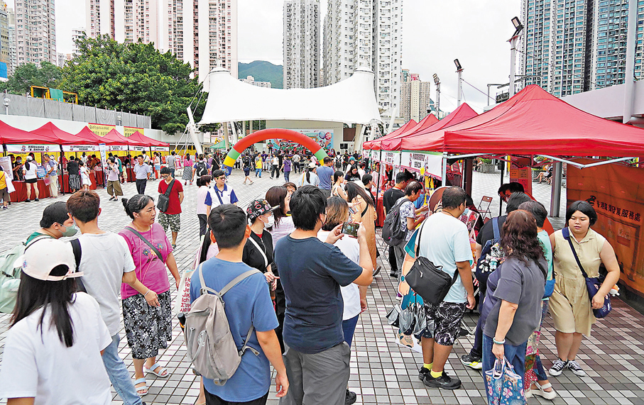 ●「慶回歸活動嘉年華」人頭湧湧。 香港文匯報記者曾興偉  攝