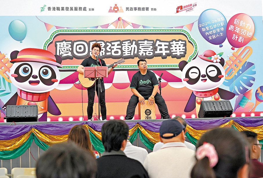 ●歌曲節奏感十足，台下觀眾拍手呼應。香港文匯報記者曾興偉  攝