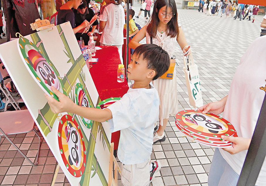 ●小朋友玩遊戲慶回歸。香港文匯報記者曾興偉  攝