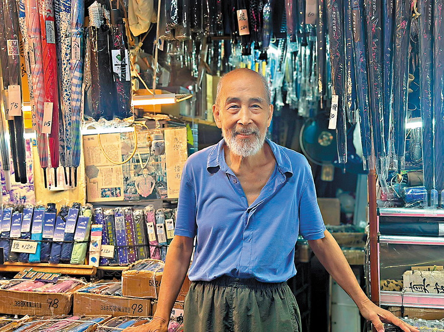 ●71歲傘匠邱耀威，繼承家業逾半世紀。 香港文匯報記者胡恬恬  攝