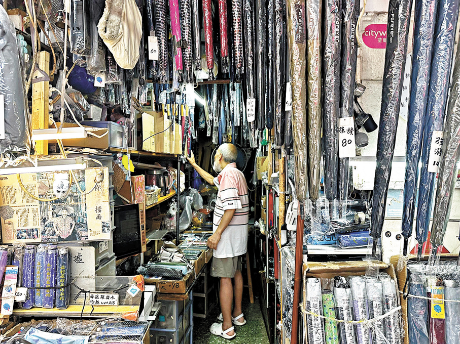 ●「新藝城傘皇」蜷縮在深水埗肉檔與菜攤之間。 香港文匯報記者胡恬恬  攝