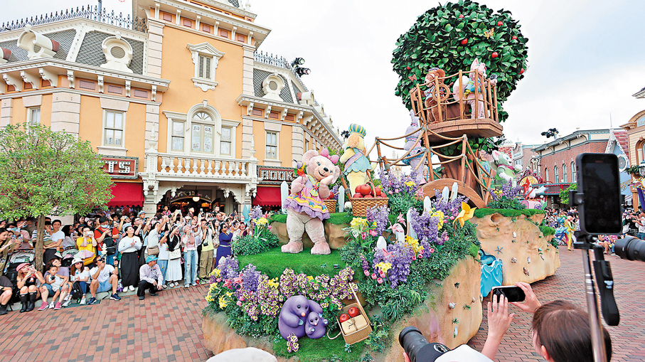 ●一眾迪士尼朋友迎香港迪士尼樂園20周年。