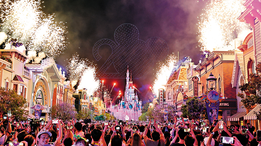 ●奇妙星粉於夜空中勾畫出燦爛奪目的「2」字，與米奇頭像組成20周年標誌。