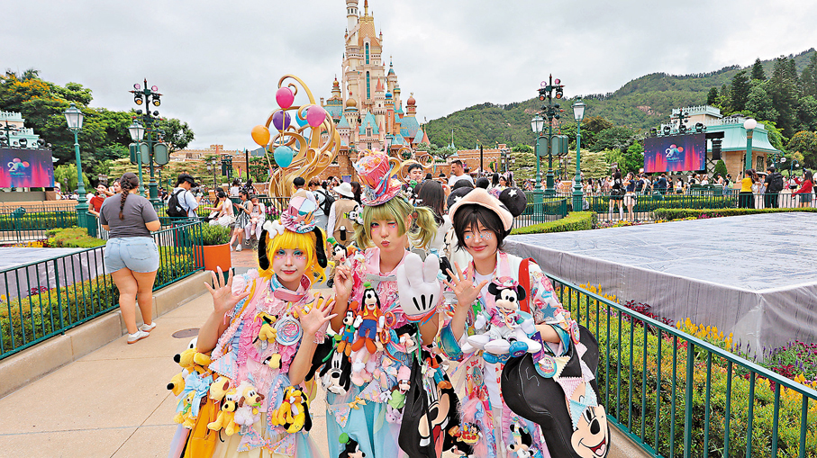 ●來自廣州的黃小姐和趙小姐全身掛滿布魯托和高飛玩偶，計劃在園中「爽玩三天」。