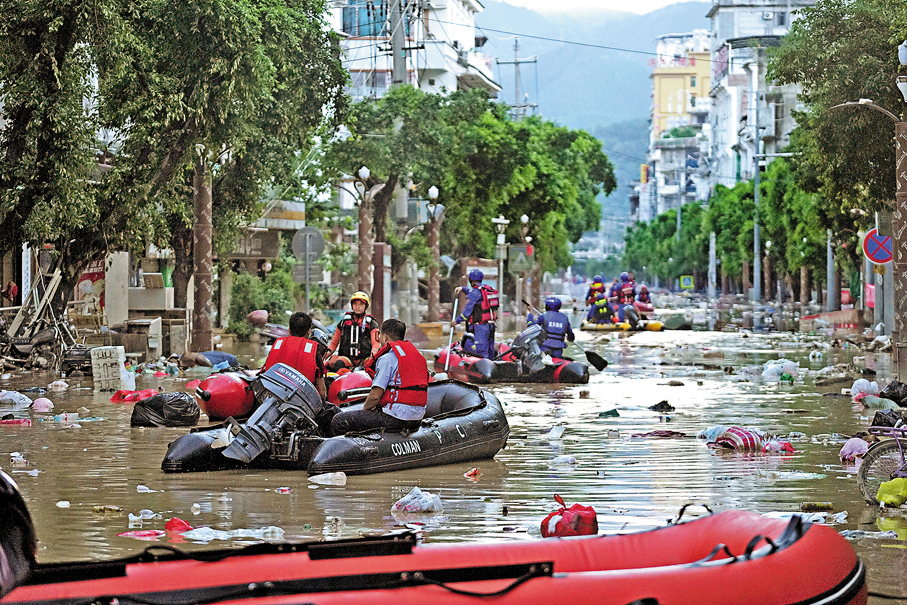 ●6月28日，救援人員幫助榕江縣城內居民撤離。 新華社