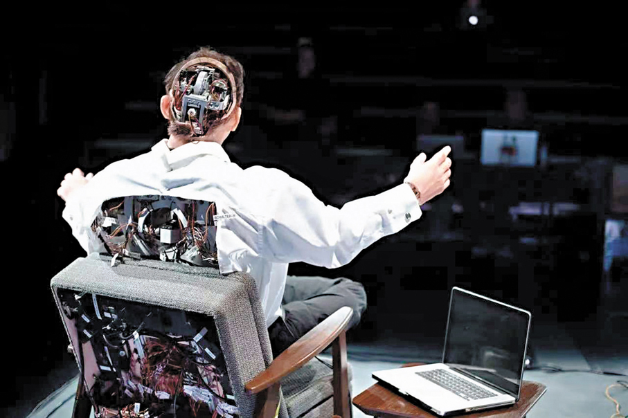 ●《恐怖谷》中，組裝着各種部件和線路的機器人的「後腦勺」。 北京人民藝術劇院（人藝）供圖