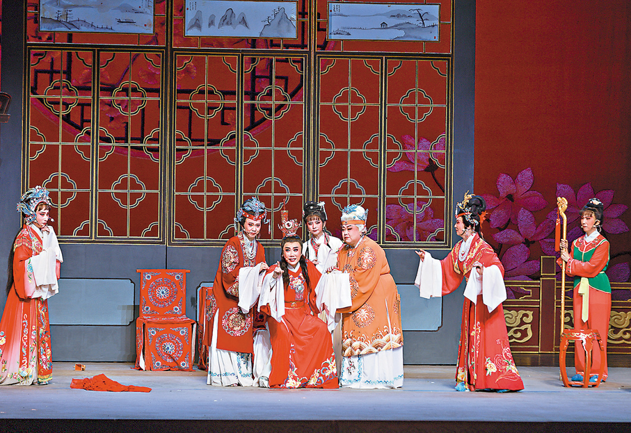 ●北京小百花越劇團的演員在北京長安大戲院表演經典劇目《紅樓夢》。