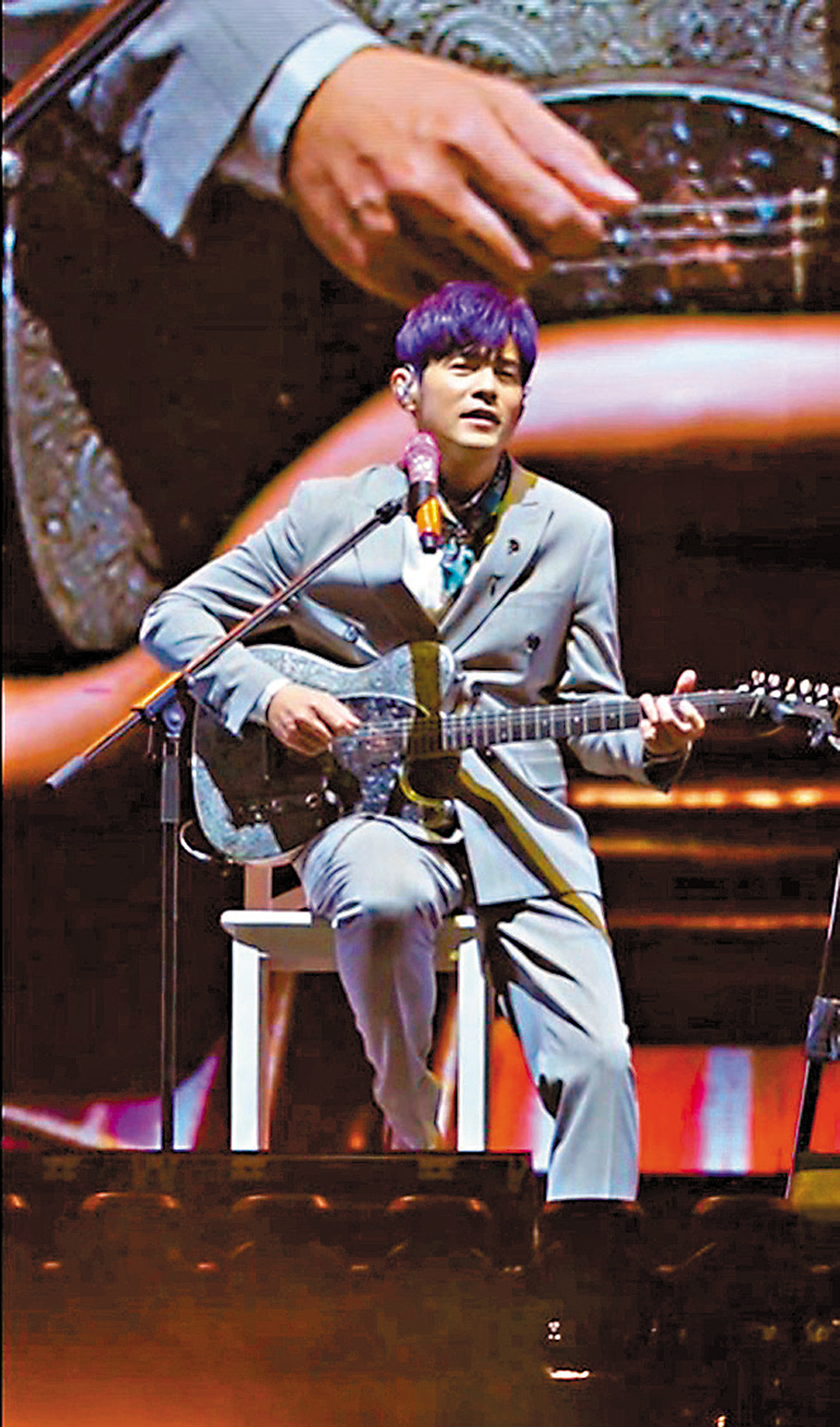 ●周杰倫自彈自唱。