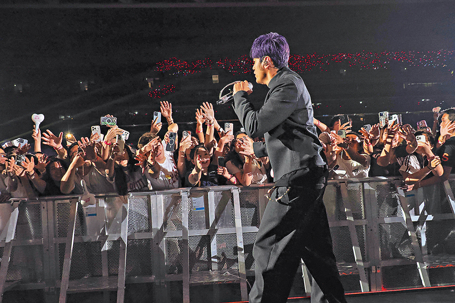●周杰倫走到台下與歌迷近距離互動。