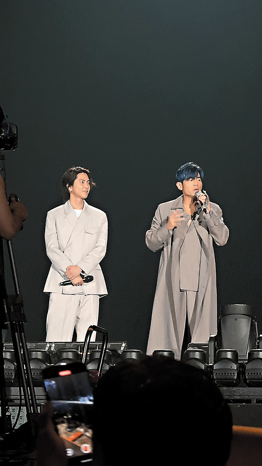 ●周杰倫昨晚向觀眾介紹山下智久。  觀眾供圖