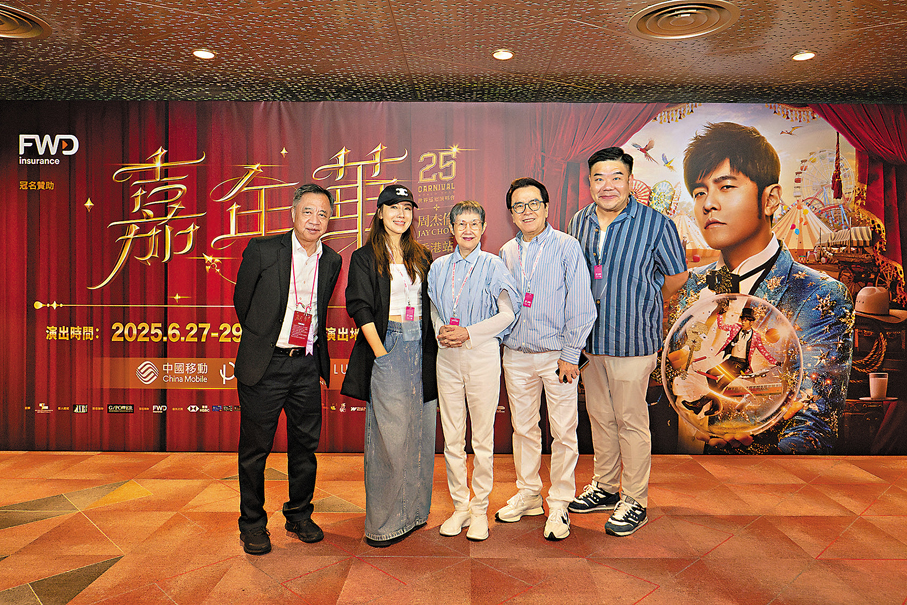 ●李施嬅(左二)、姜大衛(右二)、李琳琳(中)等前晚捧場。