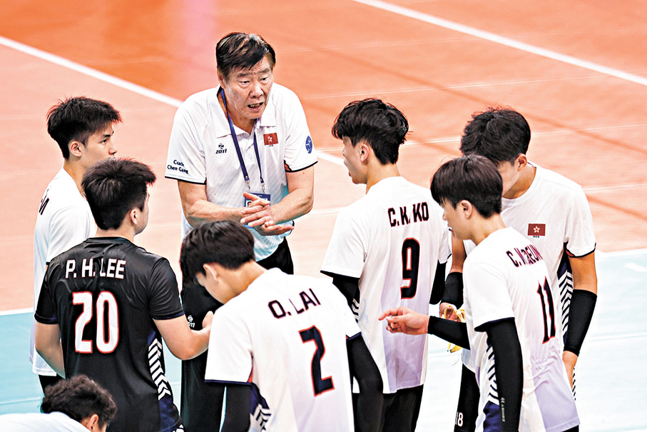 ●早前十五運會測試賽，香港男排總教練陳剛（中）在指導香港少年隊。