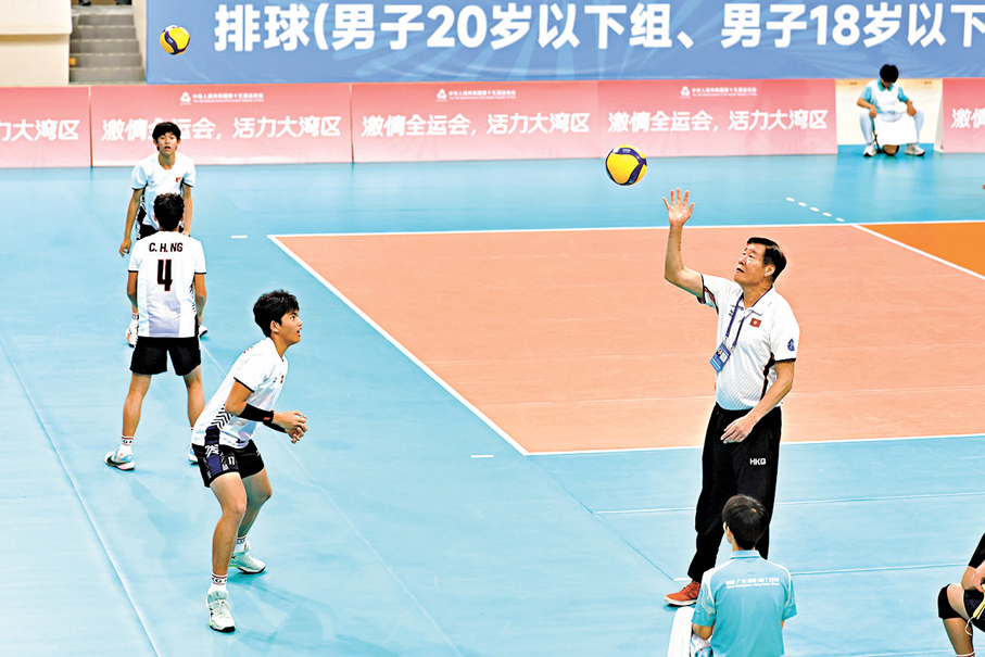 ●陳剛（右）一對一指導港隊球員。