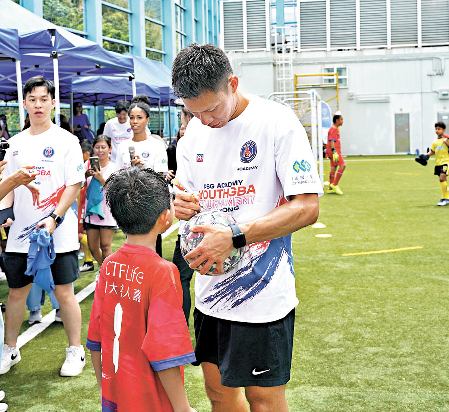 ●葉鴻輝為小球迷簽名。香港文匯報記者張發兒 攝