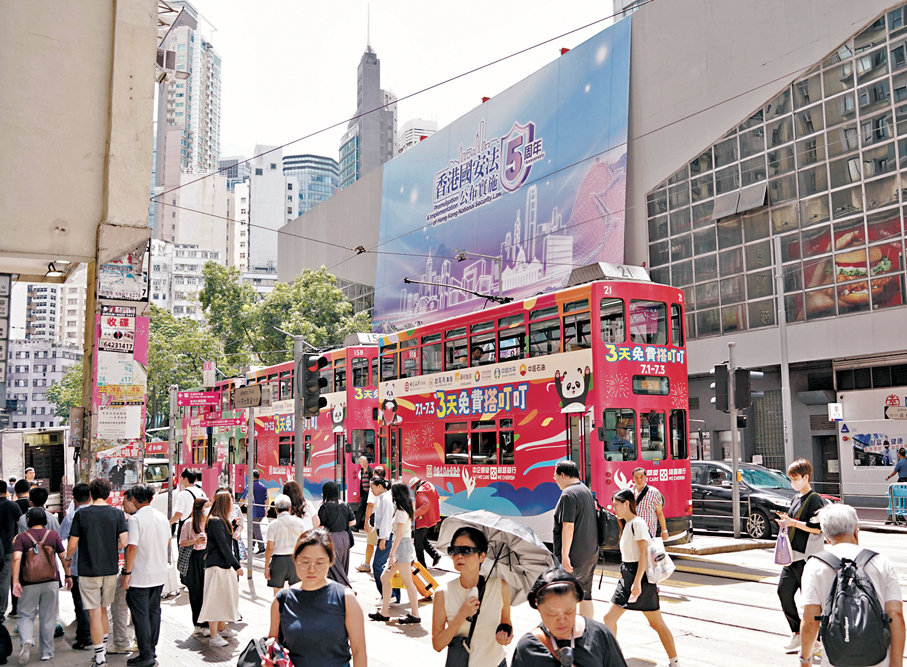 ●圖為灣仔街頭掛上了香港國安法公布實施五周年的巨型海報。 資料圖片