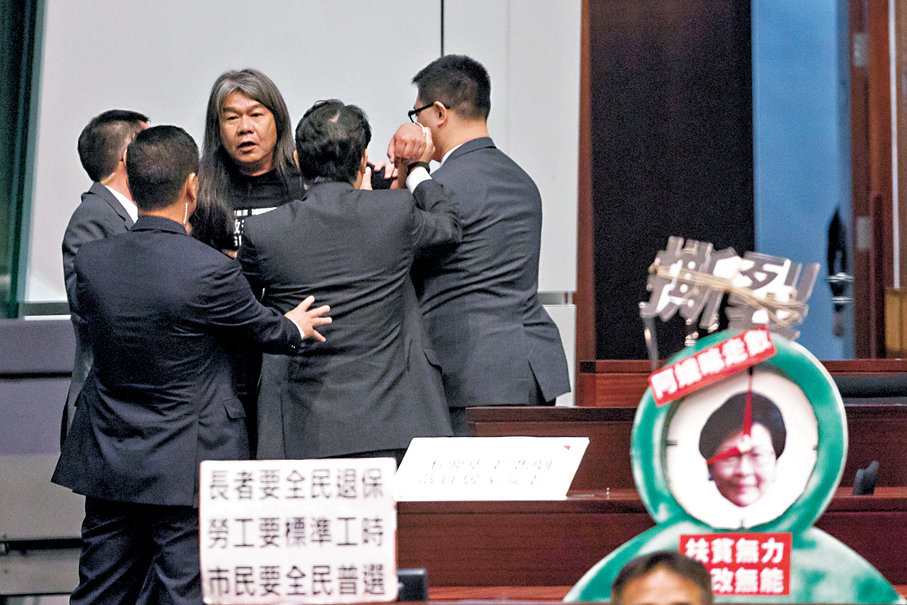 ●社民連成員梁國雄多年來於議會內搞事,多次被逐出立法會會議廳。 資料圖片
