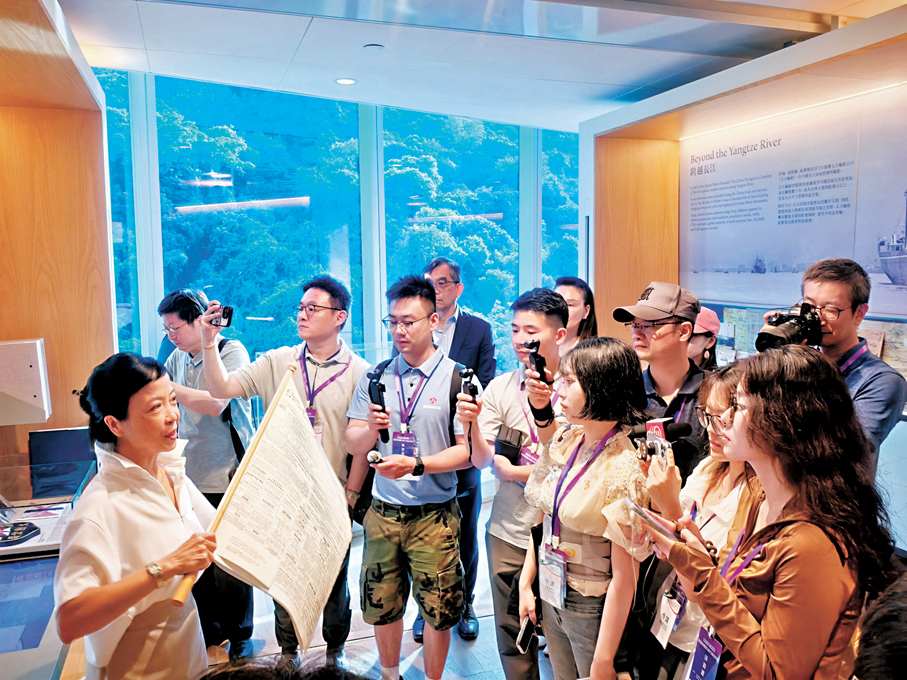 ●採訪團成員參觀太古歷史檔案館。 中國記協網供圖