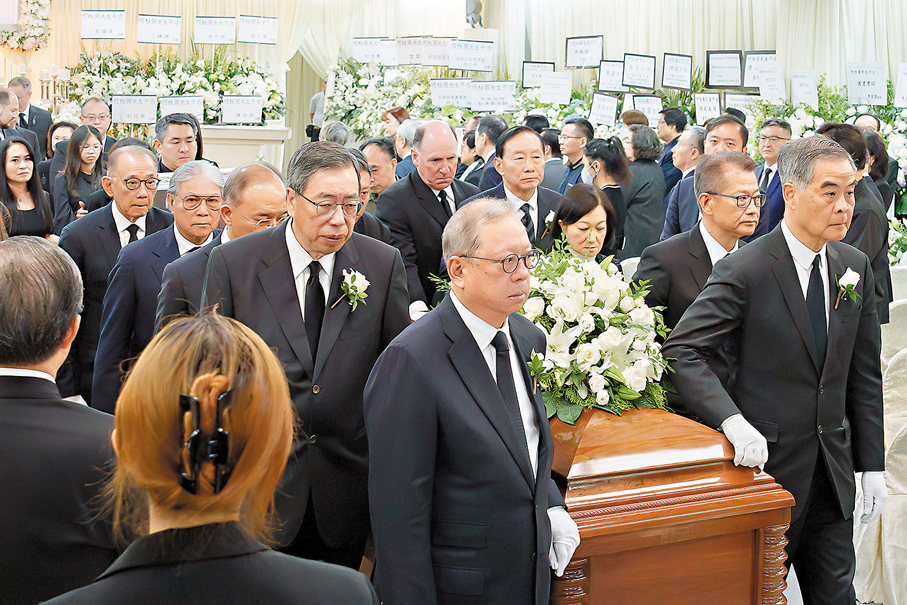 ● 政商界名人為何柱國扶靈。 何柱國家屬供圖