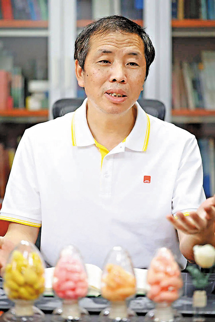 ●夏慶友談起家蠶滔滔不絕。 香港文匯報重慶傳真