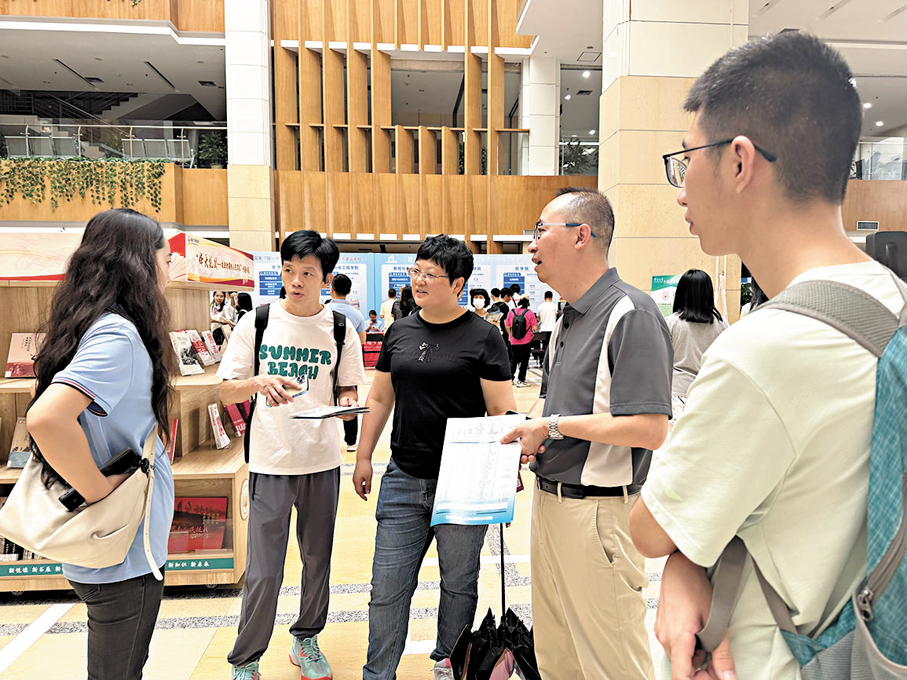 ●高考生在假期中提前為大學做準備。圖為家長和考生到大學踩點了解就讀信息。香港文匯報記者盧靜怡 攝