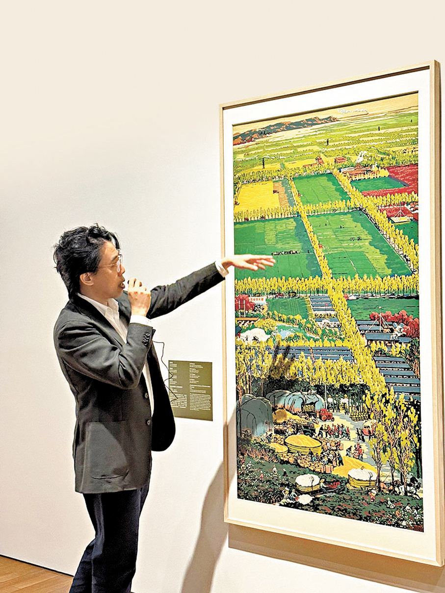 ●楊浚承介紹畫作《金色的秋天》(《淮北新貌》)。
