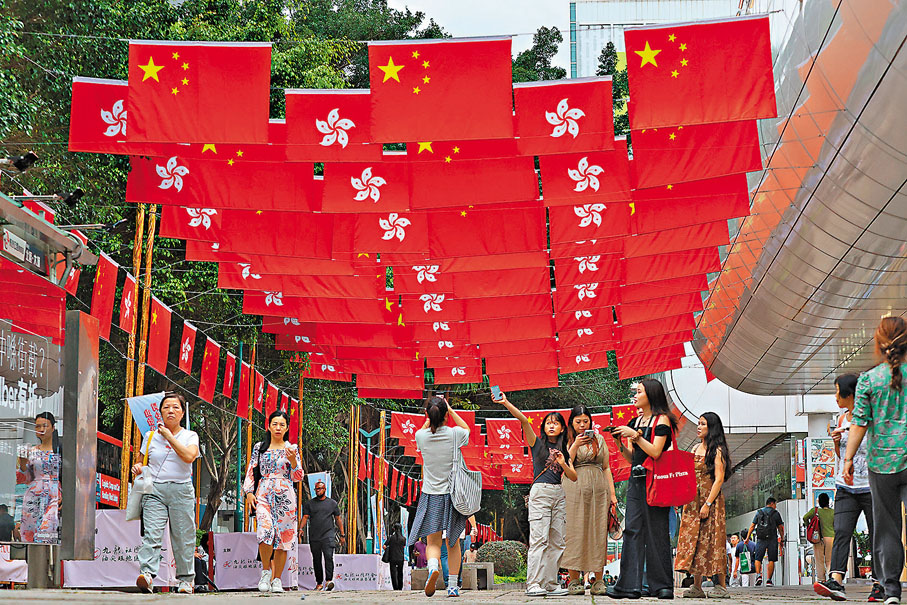 ●今日是香港回歸祖國28周年紀念日,大街小巷國旗和區旗飄揚,全城洋溢着濃厚喜慶氣氛。 香港文匯報記者北山彥 攝