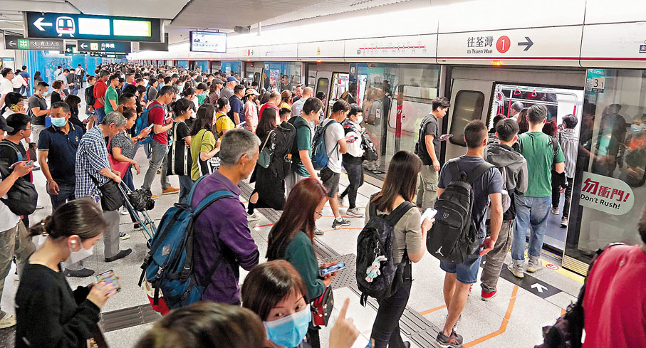 ●港鐵派發7.1萬份電子單程票。香港文匯報記者曾興偉 攝