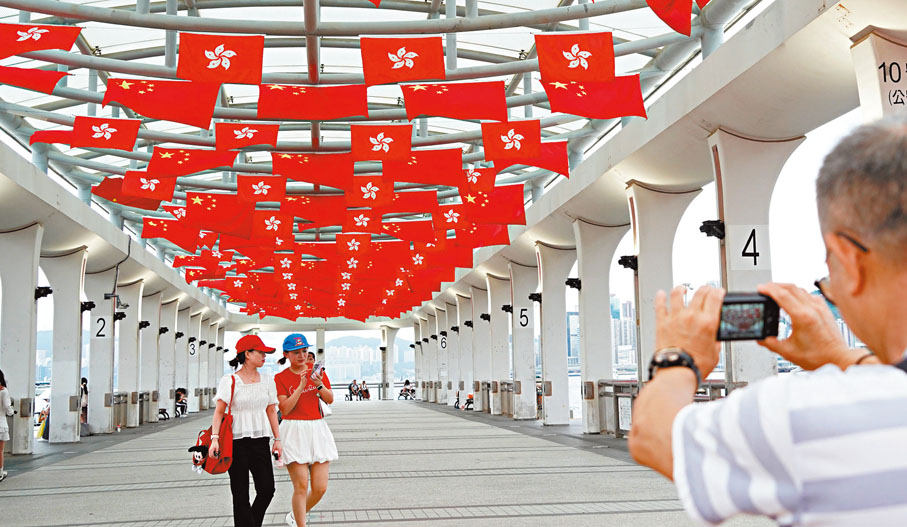 ●市民在中環拍攝慶回歸28周年的「旗海」。香港文匯報記者曾興偉 攝