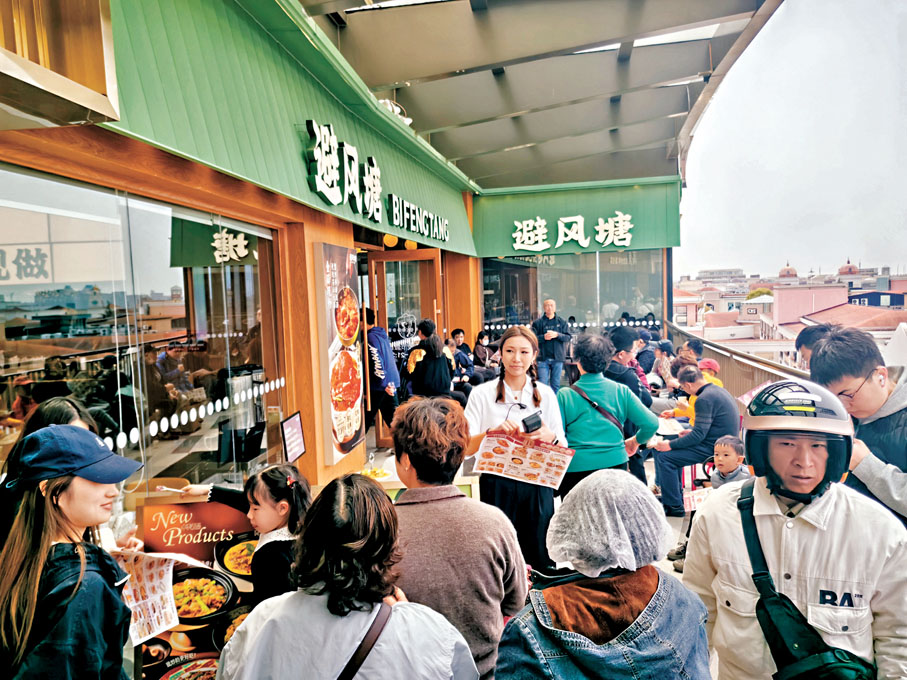 ●葉君瑤在自家餐廳「避風塘」上海青浦奧萊店為午市忙碌。 香港文匯報上海傳真