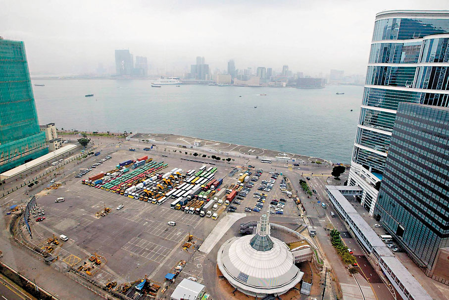 【昔】中環海濱活動空間是香港的大型露天活動場地,位於香港大會堂對出,延至添馬公園,佔地36,600平方米,於中環及灣仔填海計劃中第三期建造。昔日圖片為添馬艦地皮。