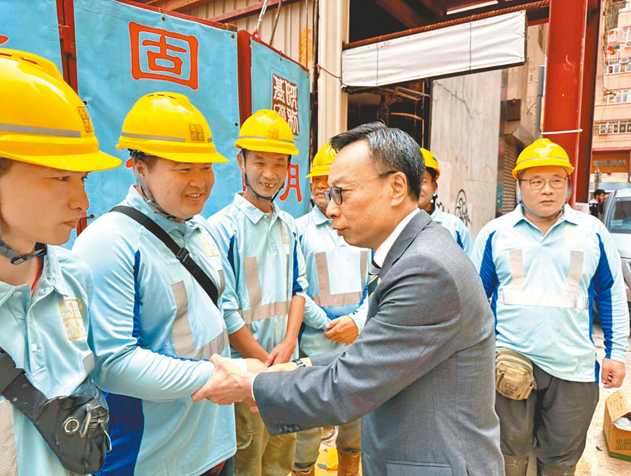 ●在華豐大廈奪命火中英勇救人的建築工人,事後獲建造商會嘉許。 資料圖片
