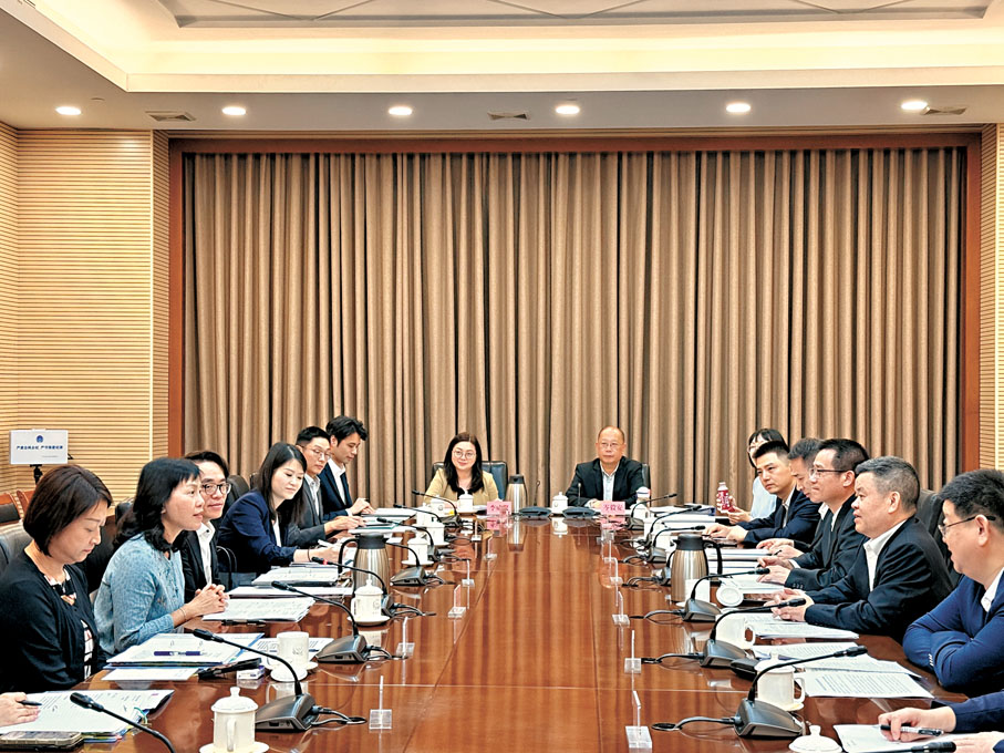 ●圖為陳美寶(左二)與廣東省官員在會上商討推進「粵車南下」以及優化「港車北上」等工作。