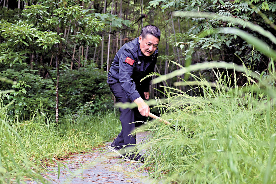 尋烏縣三標鄉東江源村村民、椏髻缽山護林隊護林員何洪先:「如果有機會,我想到香港去,嘗嘗我們這裏流過去的水,是不是和源頭一樣甜。」江西日報全媒體李劼 攝
