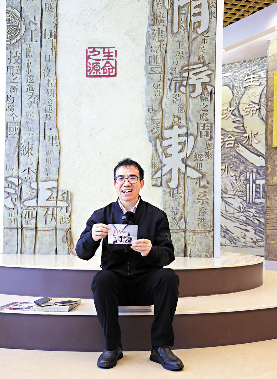 ●時任東改工程副總工程師汪永劍展示已泛黃的施工記錄簿。 深圳特區報苗威 攝