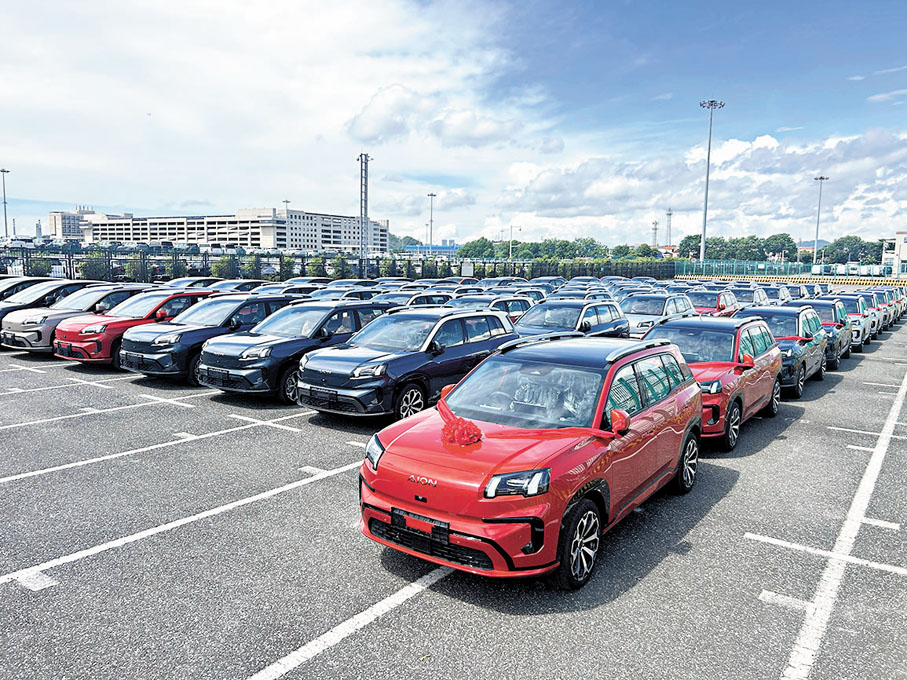 ●6月30日上午即將通過「穗港汽車出口快線」發往香港的新能源汽車。 香港文匯報記者敖敏輝 攝