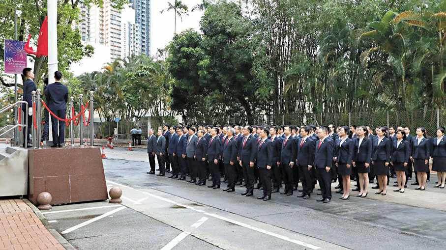 ●6月30日,香港國安法頒布實施5周年、中央人民政府駐香港特別行政區維護國家安全公署成立5周年之際,駐港國家安全公署舉行升國旗儀式。 駐港國家安全公署供圖
