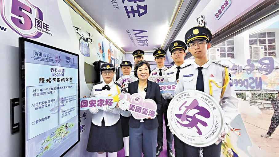 ●蔡若蓮昨日出席鳳溪廖萬石堂中學升旗禮,和同學登上「國安快遞」宣傳車,體驗學校國安教育多元活動。 蔡若蓮Fb圖片