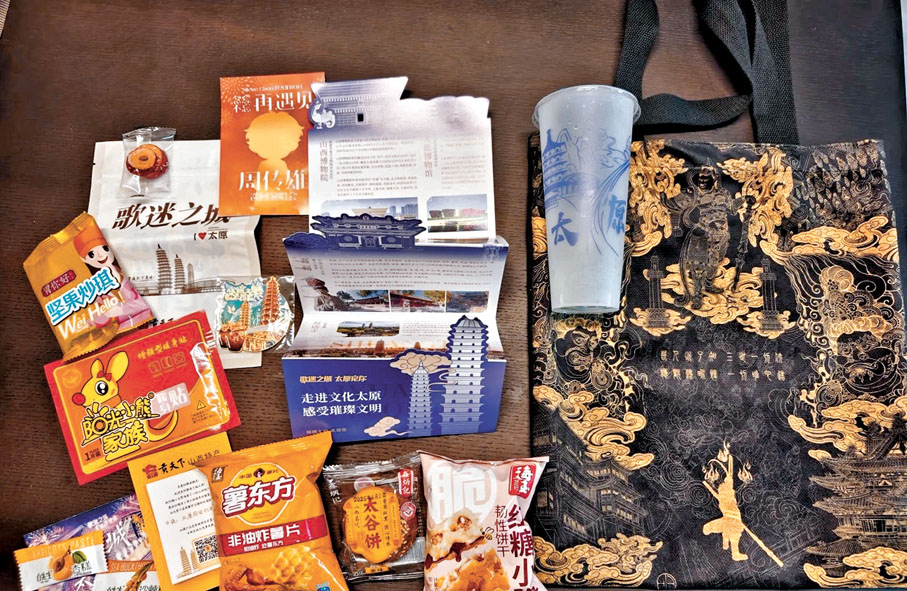 ●周傳雄太原騷主辦方為歌迷準備貼心伴手禮。楊奇霖  攝