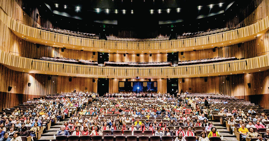 ●滬港婦女會主辦「相聚上海 共謀發展」2025滬港澳婦女聯誼交流暨慶祝滬港婦女會成立一周年活動，全場近千名觀眾合影。