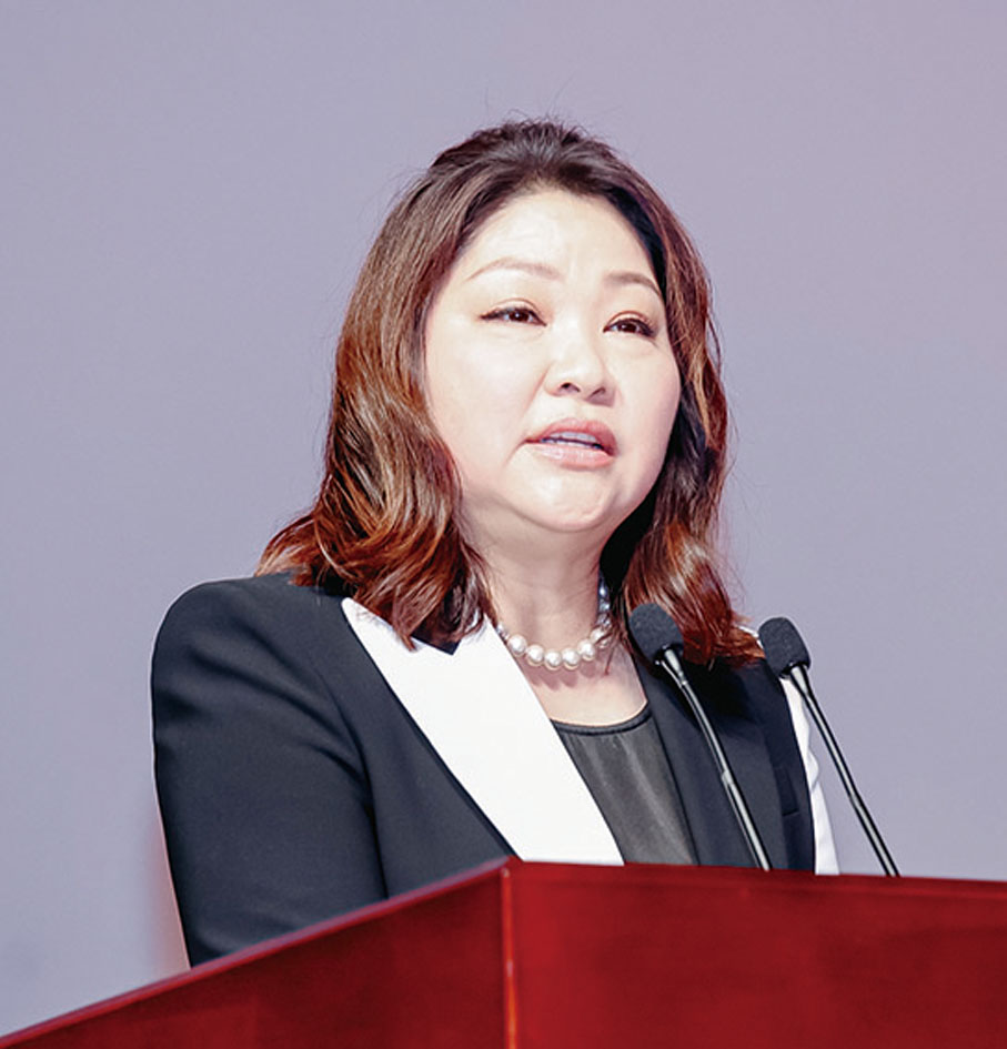 ●滬港婦女會會長榮吳佩儀作工作報告。