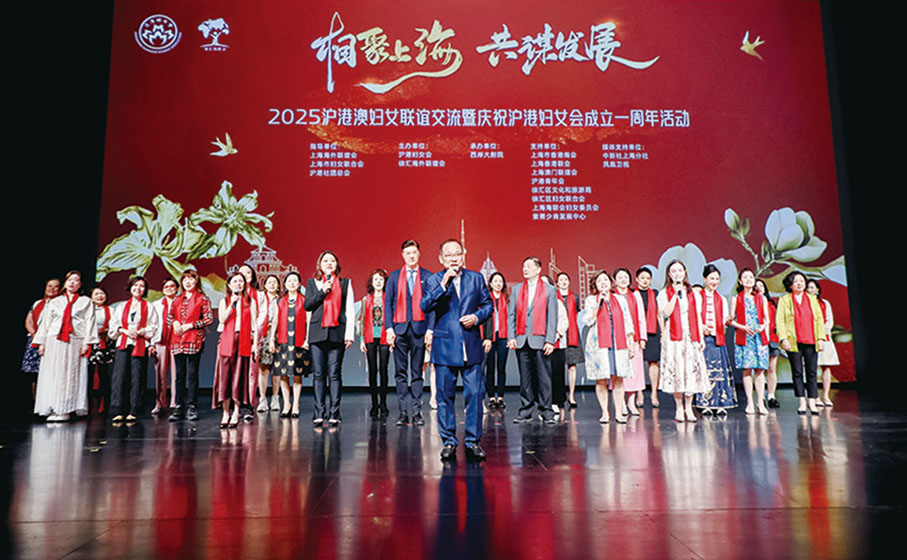 ●活動現場香港歌唱家張明敏領唱、滬港婦女會合唱《我的中國心》。