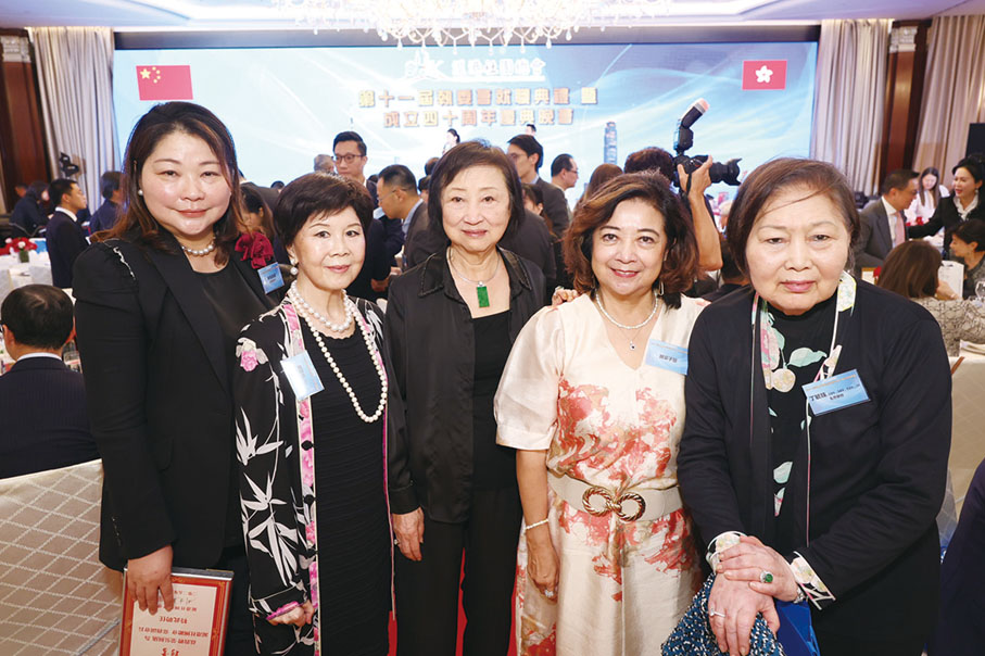 ●2025年6月3日,滬港婦女會支持第十一屆執委會就職典禮暨成立四十周年慶典。左起:滬港婦女會會長榮吳佩怡,原全國政協委員胡葆琳,滬港婦女會榮譽顧問及名譽會長鄧楊詠曼,滬港婦女會主席胡梁子慧,滬港社團總會榮譽顧問丁毓珠。