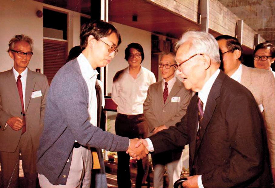 ●巴金1984年在香港中文大學,與梁錫華握手;旁有余光中、黃維樑等。 作者供圖