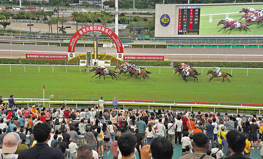 ●沙田馬場昨舉行「香港共慶回歸賽馬日」。圖為焦點賽事「香港回歸盃」。 香港文匯報記者曾興偉 攝