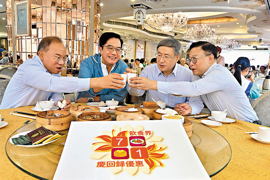 ●卓永興(右二)、黃偉綸(左二)、張國鈞(右一)和曾國衞(左一)結伴到灣仔一家酒樓飲茶,落區撐消費。