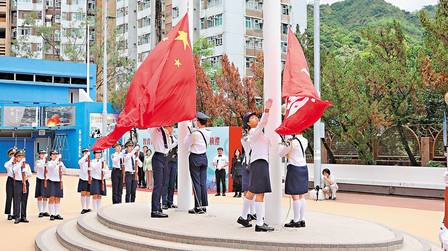 ●教育界慶祝香港回歸祖國28周年升旗禮昨日舉行。香港文匯報記者黃艾力 攝